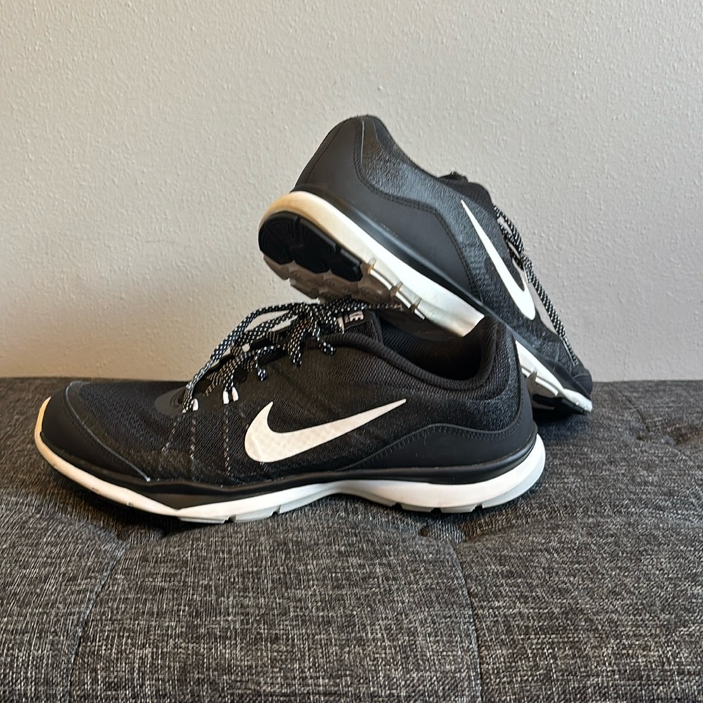 Women’s black Nike training flex TR 5 like new size 9.5